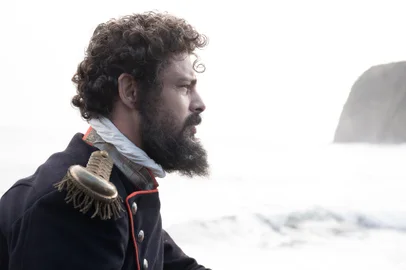 "A viagem de Pedro", filme da diretora Laís Bodanzky, conta a histoÌria do primeiro Imperador do Brasil ( interpretado por Cauã Reymond) em seu retorno aÌ Europa a bordo da nau inglesa Warspite. Durante a travessia, Pedro reflete sobre sua vida no Brasil desde a infaÌncia, quando chegou com seus pais de Portugal, em 1808, ateÌ sua saiÌda na calada da noite, fugindo de ser apedrejado pela populacÌ§aÌo, em 1831.<!-- NICAID(15169859) -->