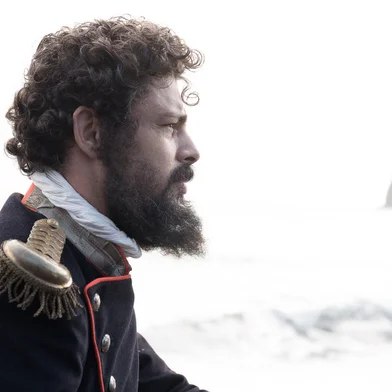 "A viagem de Pedro", filme da diretora Laís Bodanzky, conta a histoÌria do primeiro Imperador do Brasil ( interpretado por Cauã Reymond) em seu retorno aÌ Europa a bordo da nau inglesa Warspite. Durante a travessia, Pedro reflete sobre sua vida no Brasil desde a infaÌncia, quando chegou com seus pais de Portugal, em 1808, ateÌ sua saiÌda na calada da noite, fugindo de ser apedrejado pela populacÌ§aÌo, em 1831.<!-- NICAID(15169859) -->