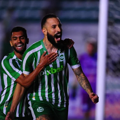 CAXIAS DO SUL, RS, BRASIL, 16/02/2023. Juventude x Aimoré, jogo válido pela oitava rodada da primeira fase do Campeonato Gaúcho (Gauchão 2023) e realizado no estário Alfredo Jaconi. Comemoração do segundo gol do Juventude, marcado pelo atacante Rodrigo Rodrigues. (Porthus Junior/Agência RBS)<!-- NICAID(15352257) -->