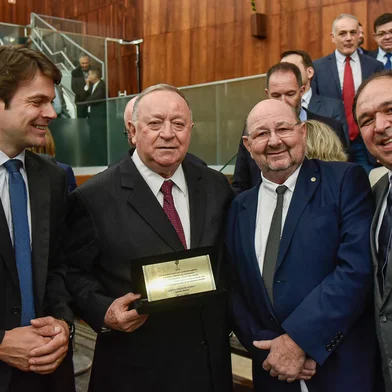 A Assembleia Legislativa homenageou no início da tarde desta terça (28) o narrador da Rádio Gaúcha, Pedro Ernesto Denardin, 73 anos, por conta da sua história de 50 anos como referência no rádio gaúcho. O jornalista foi reverenciado pelos deputados estaduais na abertura da sessão plenária.A homenagem foi proposta pelo deputado estadual Marcus Vinícius (Progressistas) e fez parte do Grande Expediente, parte inicial da sessão plenária onde tradicionalmente grandes personalidades do Estado são homenageadas pelo parlamento gaúcho. A solenidade desta terça (28) teve como tema "Pedro Ernesto Denardin: 50 anos de Rádio - A Voz do Rio Grande".<!-- NICAID(15611093) -->