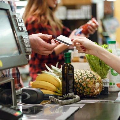 Cropped picture of young man gives credit card to cashierAdobe Stock - Foto recortada de jovem dá cartão de crédito para caixa no espaço de trabalho do supermercado.Cropped picture of young man gives credit card to cashier lady at workspace in supermarket.Fonte: 144121670<!-- NICAID(15986276) -->