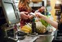 Maior dívida atrasada no cartão de crédito dos gaúchos foi para comprar comida