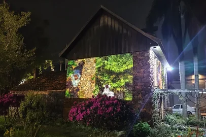 Aberta à visitação até dia 28 de setembro, a exposição "Colônia", da artista visual e bailarina Cristina Lisot tem chamado a atenção de quem passa pela Casa de Pedra, em Caxias do Sul, por causa da projeção de uma videoarte na empena do museu. As imagens são do trabalho "Calda Bordalesa", que também é exibido no interior do espaço, onde estão outros trabalhos de Lisot. <!-- NICAID(16125283) -->