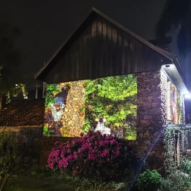 Aberta à visitação até dia 28 de setembro, a exposição "Colônia", da artista visual e bailarina Cristina Lisot tem chamado a atenção de quem passa pela Casa de Pedra, em Caxias do Sul, por causa da projeção de uma videoarte na empena do museu. As imagens são do trabalho "Calda Bordalesa", que também é exibido no interior do espaço, onde estão outros trabalhos de Lisot. <!-- NICAID(16125283) -->
