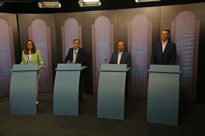 CAXIAS DO SUL, RS, BRASIL, 03/01/2024. Eleições 2024 - Debate da RBS TV, com os candidatos a prefeito de Caxias do Sul, Denise Pessôa (PT), Adiló Didomenico (PSDB), Felipe Gremelmaier (MDB) e Maurício Scalco (PL). (Porthus Junior/Agência RBS)Indexador: Porthus JUNIOR<!-- NICAID(15882466) -->