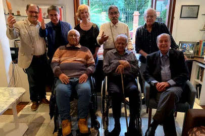 Almoço reúne Alceu Collares (PDT), José Ivo Sartori (MDB), Germano Rigotto (MDB), Yeda Crusius (PSDB), Olívio Dutra (PT), Tarso Genro (PT), Jair Soares (PP) e Pedro Simon (MDB)<!-- NICAID(15746652) -->