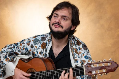 Yamandu Costa lança novo álbum, De Vida y Vuelta<!-- NICAID(15380547) -->