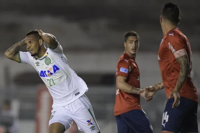 Brazil's Chapecoense defender Willian Thiego (L) reacts after missing a goal opportunity against Argentina's Independiente  during their Copa Sudamericana round before the quarterfinals first leg football match at Libertadores de America stadium in Avellaneda, Buenos Aires on September 21, 2016. / AFP PHOTO / JUAN MABROMATA