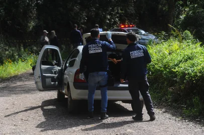 CAXIAS DO SUL, RS, BRASIL, 05/10/2023. Homem é encontrado morto em estrada que liga Jardim Eldorado a Parada Cristal, em Caxias do Sul. O filho dele, um menino de oito anos, foi encontrado vagando perto do local de madrugada. (Bruno Todeschini/Agência RBS)Indexador: BTK<!-- NICAID(15560616) -->