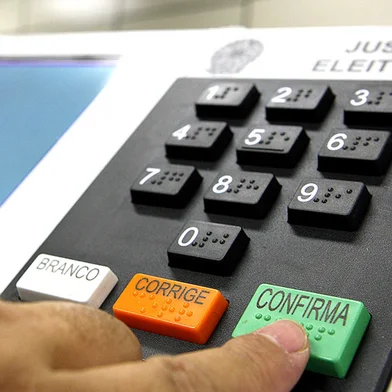 Urna eletrônica<!-- NICAID(5628336) -->