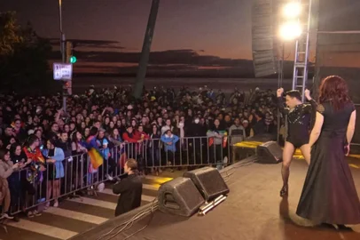 O pôr do sol do Guaíba ganhou as cores da bandeira do arco-íris na tarde deste domingo (17), com a realização da 15ª Parada de Luta LGBTQIA+ de Porto Alegre<!-- NICAID(15151383) -->