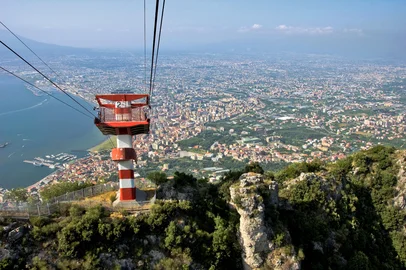 Teleférico de Faito, na Itália - Foto: Salvatore Pandolfi/stock.adobe.comFonte: 32868926<!-- NICAID(16019263) -->