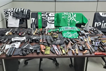 Arsenal de armas brancas, explosivos e simulacros de armas de fogo foi encontrado com o suspeito, além de bandeiras de grupos extremistas