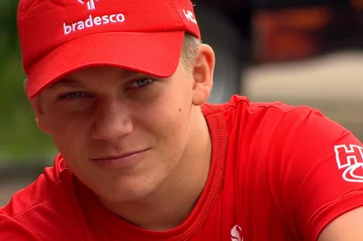 "Meu objetivo é chegar à Fórmula 1", diz jovem piloto de Passo Fundo que é promessa do automobilismo<!-- NICAID(16200532) -->