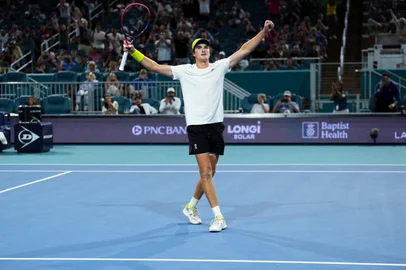 Miami Open Presented by Itau 2025 - Day 3MIAMI GARDENS, FLORIDA - MARCH 20: Joao Fonseca of Brazil celebrates defeating Learner Tien of the United States during their match on Day 3 at Hard Rock Stadium on March 20, 2025 in Miami Gardens, Florida.   Rich Storry/Getty Images/AFP (Photo by Rich Storry / GETTY IMAGES NORTH AMERICA / Getty Images via AFP)Editoria: SPOLocal: Miami GardensIndexador: RICH STORRYSecao: tennisFonte: GETTY IMAGES NORTH AMERICAFotógrafo: CONTRIBUTOR<!-- NICAID(16001416) -->