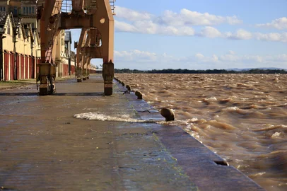 PORTO ALEGRE, RS, BRASIL, 23-06-2025 – Cheia do Guaíba. Após uma semana de chuvas, o nível atinge 3,28 metros. Com o vento sul persistente e ondas elevadas, a água começa a invadir os armazéns do Cais.<!-- NICAID(16065550) -->