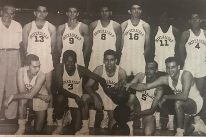 Equipe principal da Universidade de Havana (Cuba) em foto de 1960. Na foto Roberto Ondarse (último à direita ajoelhado)<!-- NICAID(15524955) -->
