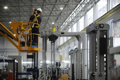 BENTO GONÇALVES, RS, BRASIL, 17/04/2024. + Serra: matéria especial sobre o setor de embalagens e processos para a indústria de bebidas e alimentos. Robopac apresentará soluções personalizadas para o cliente desde o engarrafamento até a paletização dos produtos.(Bruno Todeschini/Agência RBS)Indexador: BTK<!-- NICAID(15737683) -->