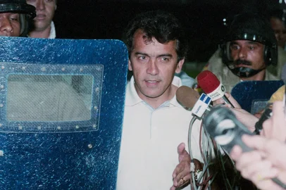 Nelsinho Batista, técnico do Corinthians, sendo escoltado por policiais.Campeonato Brasileiro de 1996.Internacional 2 x 0 Corinthians Local: Estádio Beira-Rio, em Porto Alegre-#ENVELOPE: 181103<!-- NICAID(16381636) -->
