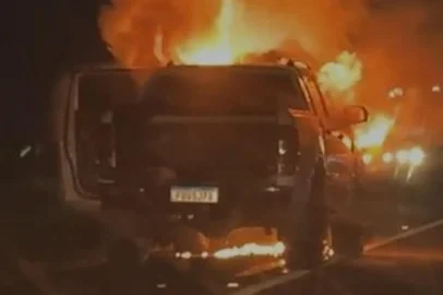 Uma picape pegou fogo na noite desta quarta-feira (1º) na Freeway (BR-290), em Santo Antônio da Patrulha, na Região Metropolitana de Porto Alegre. A ocorrência foi registrada por volta das 20h40min, no quilômetro 19 da rodovia, no sentido Oeste, de quem vinha do Litoral Norte em direção à Capital.<!-- NICAID(16196722) -->