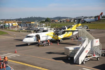 CAXIAS DO SUL, RS, BRASIL, 17/01/2024. Cinco meses depois do fechamento do Salgado Filho, Aeroporto Regional Hugo Cantergiani tem avanços estruturais e planos para o futuro. Na foto, movimento de aeronaves e da sala de embarque. (Porthus Junior/Agência RBS)<!-- NICAID(15892927) -->