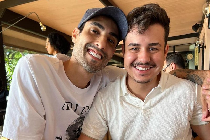 Ex-jogador de vôlei Douglas Souza e o namorado, o programado Gabriel Campos, ficaram noivos em 16 de abril de 2023.<!-- NICAID(15404423) -->
