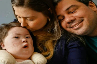 Matteo (esquerda) e os pais Letícia Schmitz e André Piccin Jardim