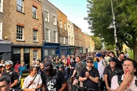 Nesta sexta-feira (25), amigos e ciclistas fizeram uma manifestação em Londres, no Reino Unido, para marcar o primeiro ano da morte do gaúcho Matheus Peixoto Piovesan, 36 anos. Em 6 de julho de 2024, o jornalista voltava de bicicleta para casa quando morreu após ser atingido por um carro.<!-- NICAID(16088267) -->