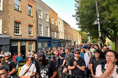 Nesta sexta-feira (25), amigos e ciclistas fizeram uma manifestação em Londres, no Reino Unido, para marcar o primeiro ano da morte do gaúcho Matheus Peixoto Piovesan, 36 anos. Em 6 de julho de 2024, o jornalista voltava de bicicleta para casa quando morreu após ser atingido por um carro.<!-- NICAID(16088267) -->