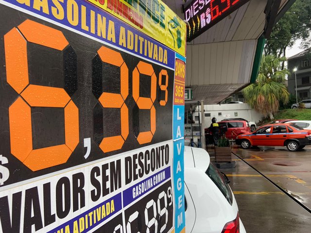 Preço da gasolina a R$ 6,39 em Porto Alegre na manhã de 11 de março de 2022, um dia após aumento de 18,77% no dia anterior