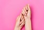 O que é manicure russa, tendência que promete resultado duradouro