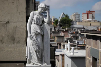 CAXIAS DO SUL, RS, BRASIL, 29/10/2024. Imagens do Cemitério Público Municipal para ilustrar matérias de serviço sobre sepultamentos na cidade e também dos preparativos para o dia de finados, com a limpeza dos túmulos. (Bruno Todeschini/Agência RBS)Indexador: Bruno Todeschini<!-- NICAID(15901844) -->