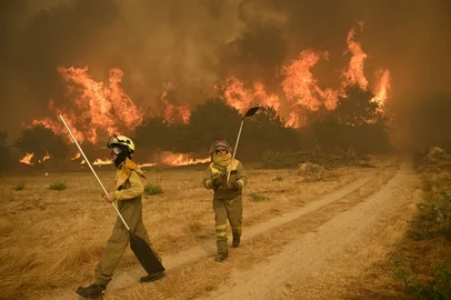 Residents try to battle a wildfire in the village of Santa Baia de Montes in the province of Ourense, northwestern Spain on August 14, 2025. Southern Europe continued to endure its hellish summer on Thursday, suffering from a heatwave that has now lasted almost two weeks and forest fires that have left a third person dead in Spain. (Photo by MIGUEL RIOPA / AFP)Editoria: ENVLocal: OurenseIndexador: MIGUEL RIOPASecao: global changeFonte: AFPFotógrafo: STR<!-- NICAID(16102038) -->