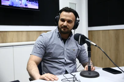 CAXIAS DO SUL, RS, BRASIL, 23/10/2025. Chiquinho Corsetti, vice-presidente de futebol da SER Caxias, participa do programa Show dos Esportes no estúdio da Rádio Gaúcha Serra. (Porthus Junior/Agência RBS)<!-- NICAID(16152839) -->