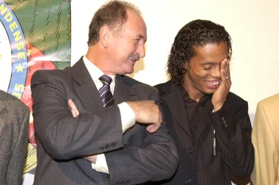 #Máquina: D1-5021672Pentacampeões gaúchos recebem medalha João Saldanha e diploma, em homenagem do governo do estado, no Palácio Piratini.Governador Olívio Dutra, técnico Luis Felipe Scolari (Felipão) e Ronaldinho Gaúcho.<!-- NICAID(893292) -->