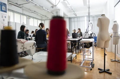 Porto Alegre, RS, Brasil - Guia da Graduação. Como as faculdades adaptam currículos, aulas e metodologias para contemplar o futuro das profissões? Tecnologias da informação, engenharias e saúde fazem bem isso. Prédio de Laboratórios, Laboratório de Costura (Avenida Luiz Manoel Gonzaga, 744, Lab 301, atrás do Colégio Anchieta)Indexador: Jeff Botega<!-- NICAID(15422662) -->