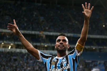 PORTO ALEGRE, RS, BRASIL, 06-05-2018. Em casa, Grêmio recebe o Santos na Arena.Partida é válida pela quarta rodada do Brasileirão. Na foto: Maicon comemora primeiro gol na partida(JEFFERSON BOTEGA/AGÊNCIA RBS)Indexador: Jefferson Botega<!-- NICAID(13536343) -->