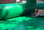 Presidente do Samae de Caxias desce toboágua do Acqua Fest