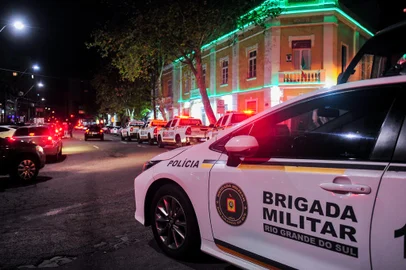 CAXIAS DO SUL, RS, BRASIL, 18/06/2023. Uma semana depois da divulgação de vídeo em que homens aparecem armados na Estação Férrea, reportagem acompanha noite e madrugada no local e em outros pontos de perturbação de Caxias do Sul. Noite teve ainda operação da Brigada Militar e prefeitura. (Neimar De Cesero/Agência RBS)Indexador: NEIMAR DE CESERO<!-- NICAID(15459354) -->