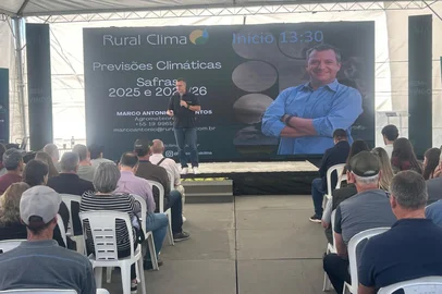 Vitis Aurora, em Pinto Bandeira. O palestrante é o Marco Antônio dos Santos, da Rural Clima.<!-- NICAID(16037842) -->