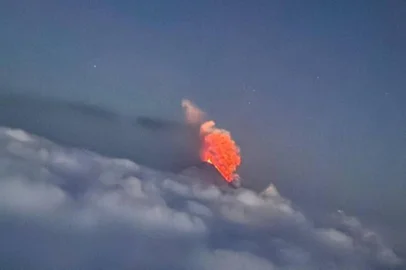 Chamas foram vistas sobre o vulcão Klyuchevskoy, no extremo leste da Rússia, nesta quarta-feira (30), conforme a agência estatal russa RIA. O Serviço Geofísico da Academia Russa de Ciências afirma que o vulcão está em erupção em razão do terremoto que afetou o país na terça-feira.<!-- NICAID(16090583) -->