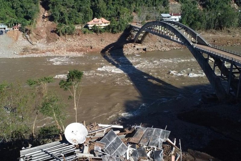 VÍDEO: como está a cabeceira da Ponte Ernesto Dornelles na BR-470 após deslizamentos de terra <!-- NICAID(15768734) -->