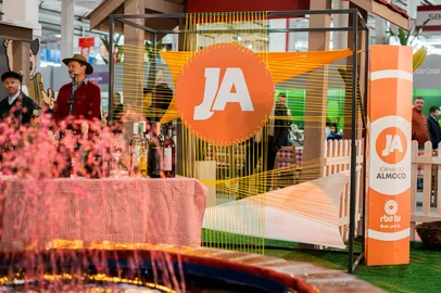 No sábado, o Jornal do Almoço vai ser especial da ExpoBento e Fenavinho. Cristina Ranzolin, Marcos Matos e Shirlei Paravisi vão apresentar o jornal ao vivo do evento, mostrando os destaques da programação, com muita comida, diversão e as tradições da Serra.<!-- NICAID(16058194) -->