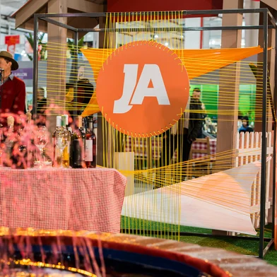 No sábado, o Jornal do Almoço vai ser especial da ExpoBento e Fenavinho. Cristina Ranzolin, Marcos Matos e Shirlei Paravisi vão apresentar o jornal ao vivo do evento, mostrando os destaques da programação, com muita comida, diversão e as tradições da Serra.<!-- NICAID(16058194) -->