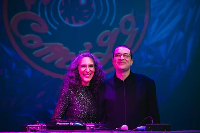 Baila Comigo, a festa idealizada pela radialista Katia Suman, que se tornou um sucesso em Porto Alegre e antecipou uma tendência de baladas que começam chega a Caxias pela primeira vez, no Memphis Juke Joint do Juvenil, no dia 12 de julho.Foto: DJs Katia Suman e Bruno Suman<!-- NICAID(16075058) -->