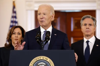 WASHINGTON, DC - JANUARY 15: U.S. President Joe Biden (C) delivers remarks on the recently announced cease-fire deal between Israel and Hamas while joined by Vice President Kamala Harris (L) and Secretary of State Antony Blinken in the Cross Hall of the White House on January 15, 2025 in Washington, DC. The multiphase cease-fire deal, brokered by the United States, Qatar and Egypt, commits Israel and Hamas to end the war in Gaza after 15 months.   Anna Moneymaker/Getty Images/AFP (Photo by Anna Moneymaker / GETTY IMAGES NORTH AMERICA / Getty Images via AFP)<!-- NICAID(15954225) -->