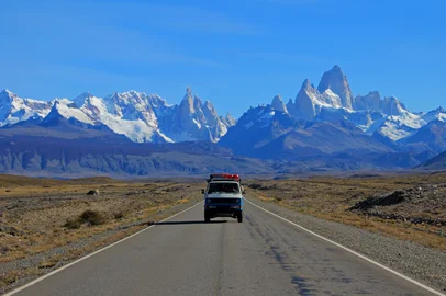 Van traveling on the road from Los Glaciares National Park, El Chalten, ArgentinaVan traveling on the road from Los Glaciares National Park, El Chalten, Patagonia, ArgentinaIndexador: Martin Schneiter cicloco@gmail.comFonte: 158249458<!-- NICAID(16150512) -->