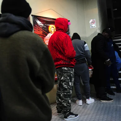 CAXIAS DO SUL, RS, BRASIL, 12/06/2023. A Hospedagem Solidária, ação social da Igreja Católica que abriga pessoas em situação de rua em Caxias do Sul, começou na noite desta terça-feira. Ela irá funcionar junto ao prédio da Mitra Diocesana, no Centro. Cobertores doados durante Corpus Christi foram encaminhados para o projeto. (Porthus Junior/Agência RBS)<!-- NICAID(15454358) -->