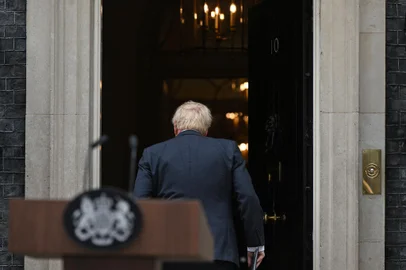 Primeiro-ministro britânico Boris Johnson discursa em frente à sede do governo. Ele anunciou a renúncia à posição de líder do Partido Conservador e, com isso, deve deixar o cargo<!-- NICAID(15142492) -->