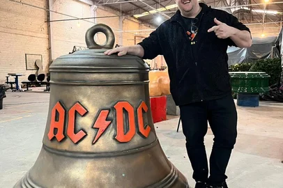 Acervo pessoal / Divulgação Olha aí, o sino de bronze já está preparado para a cena. Dito isso, lá vem mais um show da banda AC/DC All Stars. O tributo volta a Caxias em novembro, tendo como convidado principal o chileno Hans Gac. Põe na agenda, vai ser no dia 29, no Superclub. A casa abre às 21h e o show está programado para se inciar às 22h30min.<!-- NICAID(16162436) -->